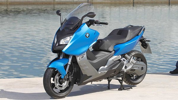 За целите на i3 REx баварците използваха двигателя от пълноразмерните си скутъри C 600/650 GT. Агрегатът е 647-кубиков, двуцилиндров, с 4 клапана на цилиндър и предлагаше максимална мощност от 60 к.с. Подсещаме, че идеята му не е да дава динамика на компактното возило, а да зарежда батериите. Тази версия на i3 вече не е налична, а скоро съдбата й ще последва и самият автомобил.