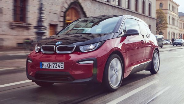 Последният ни пример е малко по страничен случай, тъй като в случая не говорим за задвижващ агрегат, а за допълнителен такъв. По-конкретно, електромобилът BMW i3 в началото се предлагаше и в т. нар. версия REx (Range Extender), в която бензинов двигател играеше ролята на генератор, зареждащ батериите.