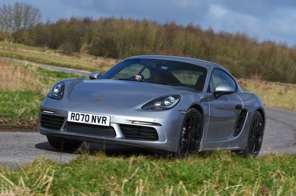 Поправката на Cayman не само струва много, но и може да отнеме много време. При 53% от колите е имало повреди, като най-често срещани са тези на каросерията, окачването и скоростната кутия. Само 67% от ремонтите са били безплатни, докато при останалите сумата достига 1500 лири. При 8% от колите се е наложило да останат над 7 дни в сервиза.