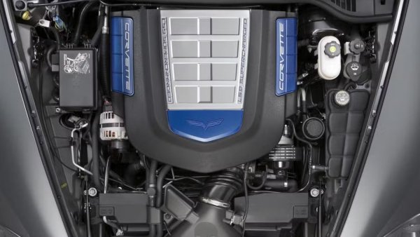 Интересно е, че eдин от най-масовите спортни автомобил днес - Chevrolet Corvette, работи с двигател, първоначално проектиран преди повече от 70 години. Двигателят GM Small Block V8 стартира с 4,4-инчово разстояние между отворите и ъгъл от 90 градуса V от първия ден. От този момент нататък всяка промяна в някое от тези измерения ще доведе до необходимостта от напълно преработен двигател. 

И до ден днешен GM Small Block V8, който се среща в Corvette, Tahoe или Silverado, използва същите рентабилни производствени размери като оригинала. Разбира се, освен самите размери, всичко останало е различно. Много неща се промениха за 70 години, давайки на модерния малък блок V8 богата връзка с миналото му.
