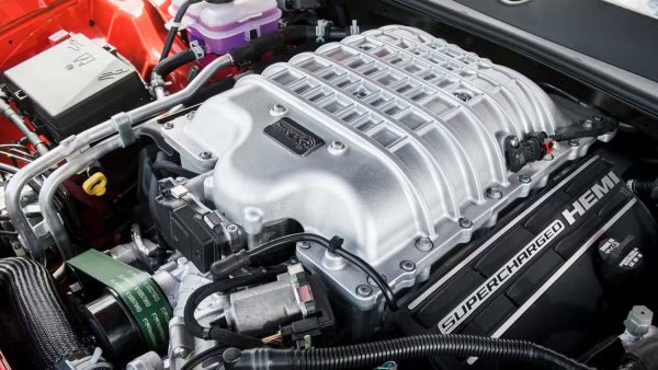 С работен обем от 5,7 литра, модерният HEMI V8 пристига през 2003, за да започне десетилетно пътуване до наши дни. С 90-градусова конфигурация, дизайнът на основната структура на този двигател свързва сегашните 5.7, 6.4 и 6.2-литрови варианти с компресор с оригиналния V8.

От пускането си на пазара, към оригиналния HEMI се присъединяват високопроизводителни варианти както в конфигурации със свободно дишане, така и в конфигурации с компресор, както и усъвършенствани технологии като деактивиране на цилиндрите и меката хибридна система eTorque, добавена към оригинала като част от нейната еволюция.
