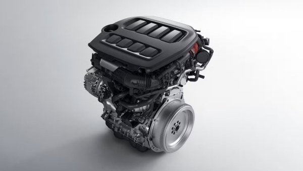 EA888 е важен пионер в турбокомпресора с малък работен обем и се развива в продължение на различни отличителни поколения, за да задвижва множество продукти на Volkswagen, Audi (както и Porsche Macan). Четвъртата еволюция пристигна през 2022 г., а петата версия на EA888, наречена "Evo 5", стартира тази година. 

Ключовите технологии включват директно впръскване на гориво под високо налягане, променливо газоразпределение и нова за 2025 г. система за турбокомпресор с променлива геометрия (VTG).
