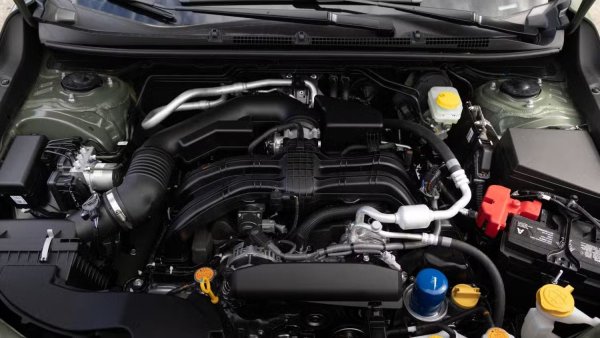 Почти всяко Subaru има 2,5-литров четирицилиндров двигател BOXER. Въпреки че този дизайн на двигателя датира от 60-те години, нещата са малко по-сложни в модерната епоха, тъй като две различни версии на плоския четириъгълник BOXER имат еднакъв работен обем. FB25 е най-новият от тях. 

Това е първият изцяло нов четирицилиндров двигател на Subaru от 20 години насам и въпреки че има същия работен обем като своя предшественик (EJ25), той е напълно преработен, изцяло нов двигател, направен да бъде съвместим с турбокомпресор и хибридна мощност, ако е необходимо.
