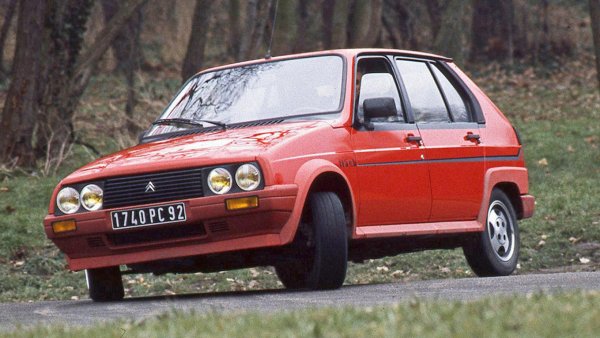 Освен, че споделя името на кредитна карта, този модел е наричан Peugeot 205 GTI за бедняци. И определено изглежда като по-бедно облечен роднина на "лъвчето".

Но пък това била най-бързата Visa на всички времена - с максимална скорост от 188 или 192 км/ч, според модификацията. Но далеч не и най-популярната...