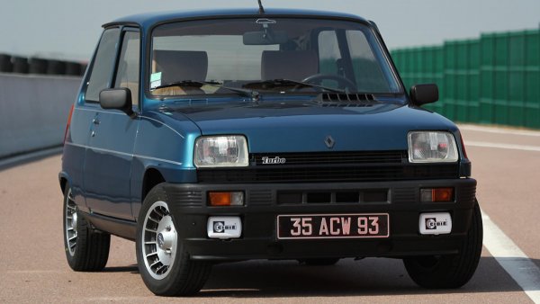 Още един френски претендент, който да се опъне на Golf GTI, макар и да излязъл след него на пазара. R5 Alpine (или Gordini, според пазара) е уникално доработена версия на конвенционалния модел. Произведена е от Alpine, които вложили всичко от себе си, за да изцедят максимума от 1,4-литровия двигател.

Благодарение на механичния тунинг, машината постигала максимална мощност от 91 или 112 к.с. (в по-късните турбинирани версии), а максималната скорост била почти 180 км/ч.