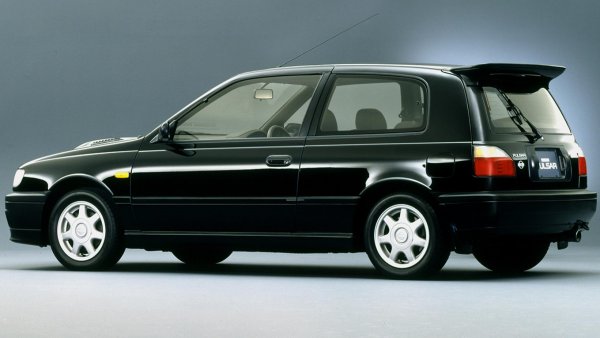 Nissan Sunny определено не е първата кола, за която ще се сетите, ако си говорим за динамика. Или пък стил... Въобще, Nissan много добре знаят как да правят яки машини, но в съвсем други сегменти. Но тук успяват да ни опровергаят.

Sunny GTI-R е с двулитров двигател, развиващ 235 конски сили и 285 Nm, както и с 4х4 система ATTESA. Това, при тегло от едва 1200 кг позволява ускорение от 0 до 100 км/ч за само 5,4 секунди. A, да, този модел, също е плод на амбицията японски производител да влезе във WRC.