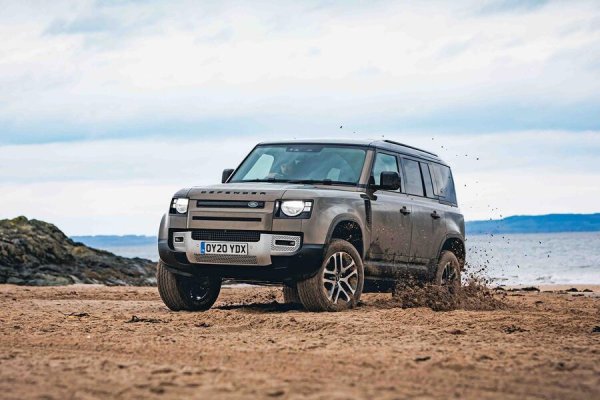 Defender е продукт с цялостен характер и автентичност, защото е изключително гъвкав и способен; той има и леко ретро стилово позициониране, което често е помагало за продажбите от началото на века.

През 2024 г., когато Defender имаше цели девет конкурентни модела в гамата на JLR, той съставляваше повече от една четвърт от всички продажби на компанията.