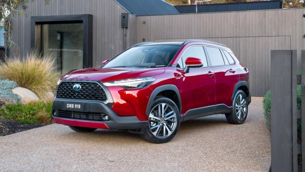 Новият японски кросоувър замества CH-R на американския пазар, макар че в Европа и двата модела ще продължат да се продават успоредно. В САЩ базовата Corolla Cross е с двулитров бензинов мотор, съчетан с вариаторна трансмисия. Според CR колата се усеща бавна и твърде шумна, но пък постига добър среден разход на гориво. Качеството на возене е прилично, но не и изключително. Семплият интериор се усеща твърде оголен, но пък уредите за управление са лесни за използване, а и пространството е в изобилие. 

Тук е и най-болезнената разлика в цените в този Топ 6 - докато в Америка двулитровата Corolla Cross струва едва 23,060 долара (42,019 лева), у нас хибридната версия стартира от 65,990 лева - с цели 57% повече. 

