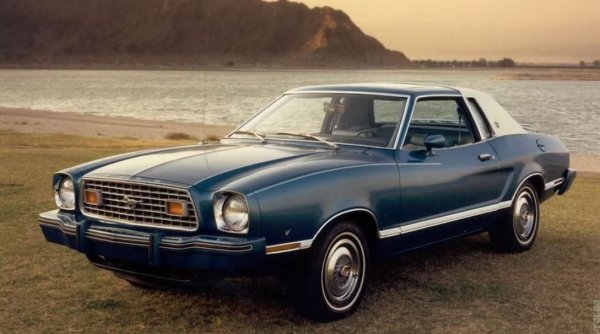 Ще пропуснем дебата за това дали намаленият по отношение на размера Mustang II е гениален удар или национална трагедия. Разбира се, Mustang II изглежда глупаво, но основното визуално престъпление е моделът Ghia с луксозна тематика, жертва на идеята на Ford, че всяка кола може да бъде подобрена с добавянето на оперни прозорци. Едно е да свиете модела, но опитът да му се придаде луксозно излъчване с разделянето на покрива и цветните брони е престъпление срещу човечеството.