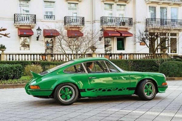 Спойлери в днешно време са инсталирани на много модели – от обикновен автомобил до спортен. И ако автомобилният производител не го е предвидил, собствениците често сами променят колите си, избирайки от едва забележими елементи до най-видимите. Porsche беше първият автомобилен производител, който постави заден спойлер на шосейна кола и го нарече „Патешка опашка“ заради формата му. Това беше радикален дизайнерски елемент, който се появи на 911 Carrera RS 2.7 през 1972 г. и помогна да се направи колата мечтана, а на вторичния пазар с такъв спойлер се персонализират и други. Но „Патешка опашка“ винаги ще бъде най-асоциирана с 911 Carrera RS 2.7. Досега от време на време Porsche инсталира подобна опашка на специални издания, за да подчертае почитта към миналото и ексклузивността на модела.