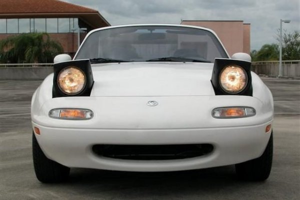 Една от големите загуби на съвременния автомобилен дизайн е изчезването на изскачащите фарове поради законите за безопасност на пешеходците. Mazda не беше първата марка, която използва изскачащи фарове, но никъде другаде те нямаха такъв ефект, както при първото поколение Mazda MX-5 Miata. В спуснато положение предницата има елегантен, аеродинамичен вид. Когато фаровете са повдигнати, те допълват облика на MX-5. Предната част на Miata често се сравнява с човешко лице, така че когато само единият фар е изключен, изглежда, че колата намига.