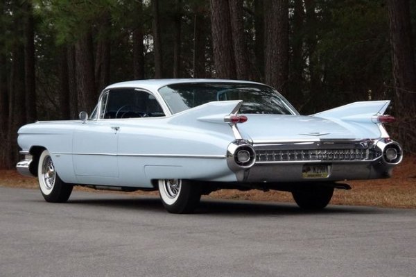 Когато Cadillac инсталира футуристични задни калници на Sixty-Two Coupe deVille през 1948 г., производителят неволно започва война за размери. Други производители на автомобили възприемат пространствения дизайн на космическата ера, позовавайки се на заявения ефект на подобрена стабилност при висока скорост. Cadillac започна войната, но също така я завършва с перките с монументални размери на Cadillac Sixty-Two от 1959 г. След 1960-а размерът на крилата на моделите на Cadillac намалява, докато те почти изчезват през 1965 г. До началото на 70-те години са изчезнали напълно от новите коли. Въпреки че други автомобили имат задни перки, едва ли много хора могат да ги назовават сега. Именно Cadillac ги направи емблематични.
