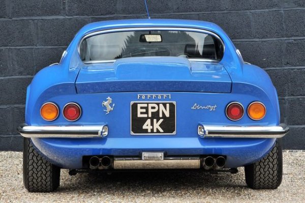 Кампанията Ferrari не е изобретила двойните кръгли задни светлини, но италианският производител на суперавтомобили е положил големи усилия, за да направи тези елементи свързани с Ferrari. Те се появяват за първи път преди 50 години на Dino 206 и по-късно на 364 GTB/4 и са дело на дизайнера на Pininfarina - Леонардо Фиораванти. Родени са от минималистичен подход към изискванията за хомологация и правят задните части на моделите на Ferrari мигновено разпознаваеми. От тогава кръглите двойни задни светлини са възприети от други марки като символ на спорт и усещане за висок клас. Като например при по-старите Chevrolet Corvette и Nissan Skyline. Ferrari периодично променя дизайна на този елемент. Например използвайки една кръгла задна светлина от всяка страна или овални светлини на SF90, но марката все пак е направила този елемент свой.