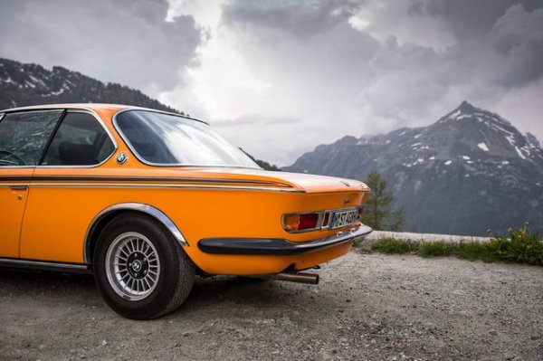 Характерната извивка на С-колоната на BMW е по-малко очевидна от емблематичната бъбрековидна решетка на марката, но тя също е част от дизайнерския език на германската компания от представянето на моделите Neue Klasse през 1961 г. Тогава Вилхелм Хофмайстер (Wilhelm Hofmeister), шеф на дизайна на BMW от 1955 до 1970 г., за първи път измисля този детайл и след това той кръстен на него. Ъгловата форма в долната част на страничните задни прозорци вече не беше нова, но Хофмайстер добавя трети ъгъл, превръщайки тази функция в нов дизайнерски елемент. Тази чупка е най-силно изразена при вариантите купе, но я има и при други модели на баварската марка. Напоследък дизайнерите на BMW промениха този елемент, но такава е цената на прогреса.