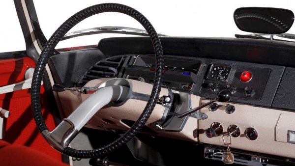 Citroеn DS излезе на пазара през 1955 г. и се утвърди като икона на френската автомобилна индустрия, както за външния, така и за интериорния си стил. Воланът с една спица е проектиран от Bertone по начин, който взима под внимание безопасността на водача в случай на ПТП. Направен е от еластичен материал, който свежда до минимум евентуален удар върху гърдите. Освен това позволява по-добра видимост върху приборния панел.