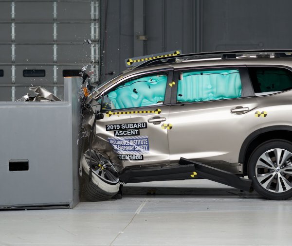 И ако изборът на грешни материали или слабости в проектирането може (поне в някаква степен) да бъдат приети и разбрани, то отсъствието на заварка на места, на които трябва да я има, е фантастичен пропуск. За щастие, този необичаен инцидент се случва, преди Subaru Ascent да се появи в масова продажба през 2018 г. В сервизите са прибрани 293 бройки от модела и жертвите са избегнати.

Оказва се, че няколко елемента от конструкцията в задната и средната част на каросерията не са правилно закрепени и при сблъсък не осигуряват нужната защита на возещите се в автомобила. В крайна сметка, всички машини с такъв дефект са унищожени от производителя.