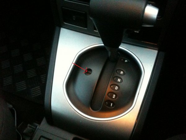 Във всеки съвременен автомобил с автоматична трансмисия има последователност при преместване на лоста и съответно фиксиране. Това обаче не винаги е било така и ако формулата P-R-N-D е призната от всички още преди 40 години, то необходимостта от фиксатора често е поставяна под въпрос. Този детайл отсъства при автоматичните скоростни кутии на Ford (C-3, C-4, C-6), FMX и JATCO. И заради това се стига до повече от 6000 инцидента с 98 загинали и над 1700 ранени.

В случая скоростният лост може самостоятелно да се премести от позиция P (паркинг) на R (задна скорост). И ако ръчната спирачка не е поставена, машината потегля сама. И тъй като производителят няма как да смени или модернизира около 40 млн. кутии, той взима "гениално" решение за справяне с проблема. На всички собственици са пратени стикери с предупреждение, както и с упътване какво трябва да направят. А именно - когато лостът е поставен в позиция P, първо да се активира ръчната спирачка, а едва след това да се загаси двигателя. 