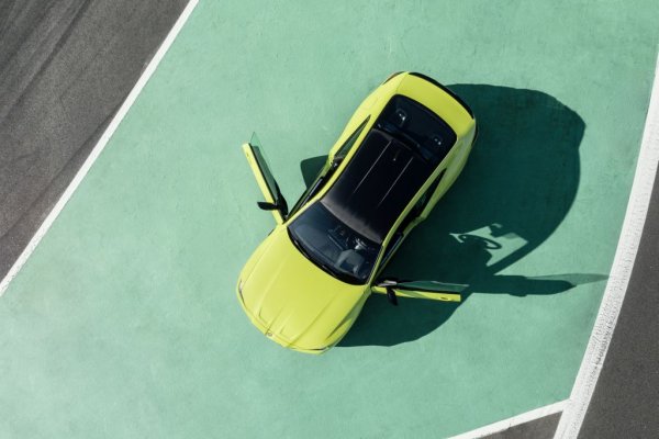 За да понижат емисиите, много от конкурентите прибегнаха към т. нар. меки, или 48-волтови, хибридни системи. Инженерите на BMW са обмислили такъв вариант, но са го отхвърлили, тъй като ползите от подобна система са при ниските обороти и градския режим на движение - нещо, което няма да е съществена част от живота на типичното М3 или М4. В същото време меката хибридна система само добавя тегло, което е излишно при един спортен автомобил. 
