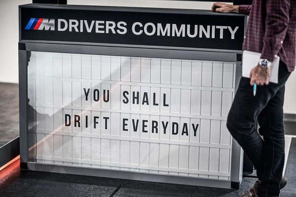 Всъщност на това хората от маркетинга на компанията не се наемат да отговорят. Но по традиция кризите се отразяват слабо на високите ценови сегменти на пазара, а и карантинните мерки и скуката на 2020 увеличиха в пъти продажбите на всякакви приключенски артикули - от спортни коли и офроуд бъгита до катераческо оборудване. Докато продажбите на компанията-майка отчетоха към 8% спад през 2020, BMW M регистрира най-силната година в историята си, с над 144 000 продажби. През първите два месеца на 2021 продажбите "надминават очакванията ни", потвърждава Хаген Франке, продуктов мениджър на новите М3 и М4. 
