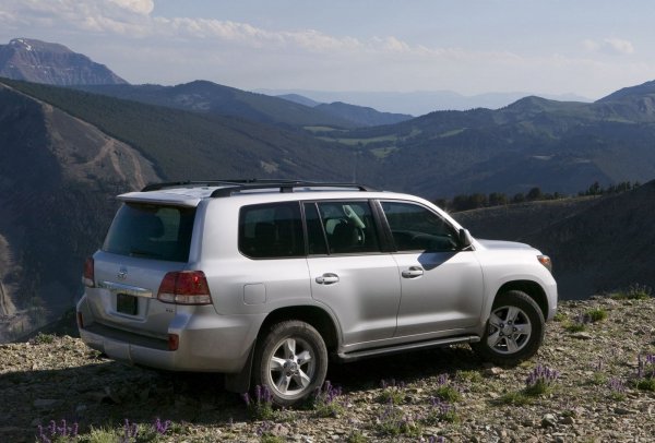 Каросерията на всъдехода е податлива на корозия. Ръждата се появява на най-видимите места - в долната част на вратите, по праговете и калниците. Тя може да се намери и на пантите на вратите, както под дръжките, но всичко зависи от условията на работа, в които е ползвана колата. Автомобили, които рядко излизат извън пътя и избягват реактиви, са по-малко податливи на ръжда.

Не само частите на каросерията на Land Cruiser 200 ръждясват, но и рамата, която до 2014 година тя няма тапи. Затова собствениците на тези джипове често използват антикорозионни продукти. Хромът на решетката на радиатора, както и този, който украсява задната врата, не е издръжлив, същото се отнася и за решетката.