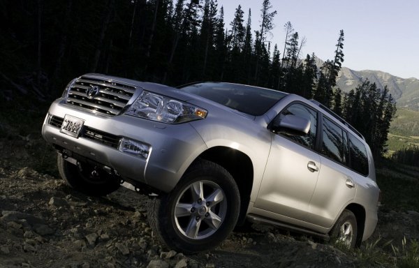 Ръждата също така разрушава болтовете на рамената на окачването. Това е проблем, тъй като подмяната им никак не е евтина. Самото окачване е здраво и би трябвало да издържи 200 000 км има една основна слабост - предната и задната втулки на стабилизатора. Може да се наложи тяхната подмяна още на 40 000 км. Хидравличното окачване е нещо много добро, но си изисква специално внимание и инвестиции. Датчиците за нивото излизат от строя, същото се отнася и да проводниците.

Като алтернатива може да се избере системата KDSS, предотвратяваща преобръщането, но и тя има доста сходни проблеми. Нейните хидравлични цилиндри са склонни към течове, ако течността в тях не се подменя. Има проблеми и с блока за управление на KDSS, който се нуждае от обезвъздушаване. Ако той излезе от строя, подмяната му с нов е много скъпа.