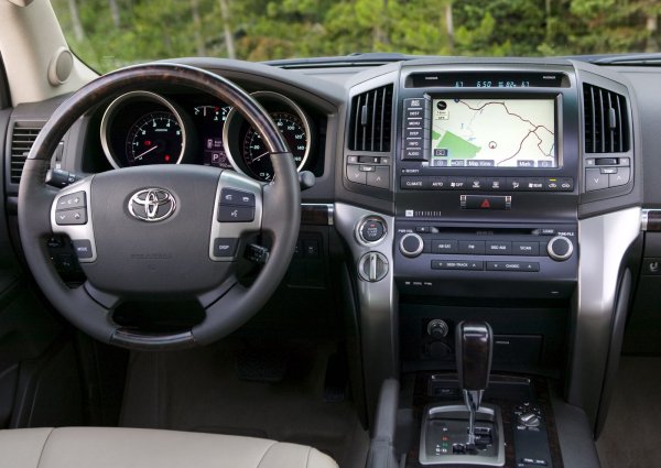 Трансмисията е много надеждна, като проблеми с автоматика се появяват само, ако собственикът не ги обслужва и предпочита агресивен стил на шофиране. Смяната на работната течност в скоростната кутия се светя на 40 000 км, като това става заедно с филтъра и уплътненията.