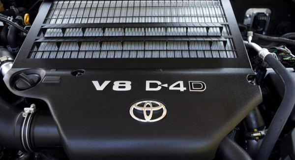 Този мотор не е чак толкова надежден, колкото мнозина очакват от Toyota, но пък заради по-малката мощност – 250 к.с., собственикът спестява от данъци. Проблемите на дизеловия агрегат са увеличеният разход на масло и малкият ресурс на на помпата за охлаждаща течност – около 80 00км. Първото не се лекува, докато второто изисква незабавна намеса и ремонт.

Освен това, при пробег от 150 000 км (а може и по-рано) трябва да се почисти клапана за рециркулация на отработените газове, тъй като по него се натрупват сажди, което кара двигателя да работи неравномерно. Горивните инжектори се обслужват на 200 000 км, като подмяната им не е никак лесно и струва пари. Поради големия въртящ момент - 650 Нм вече от 1600 об/мин - веригата на двигателя се разтяга при голям пробег, като се чува характерен шум.