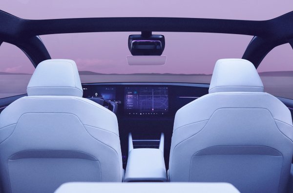 Новите продукти ще получат автопилот от трето ниво. Концептуалните автомобили изглеждат сходни, но футуристичният салон дори няма дръжки на вратите. Вътре всяка кола има огромен цифров клъстер с пет дисплея и волан. 