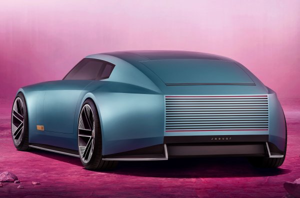 Концептът няма задно стъкло, а месинговите пластини на предните калници крият камери. В допълнение, колата може да се похвали със странични врати във формата на пеперуда и врата на багажника с форма на пантограф. 