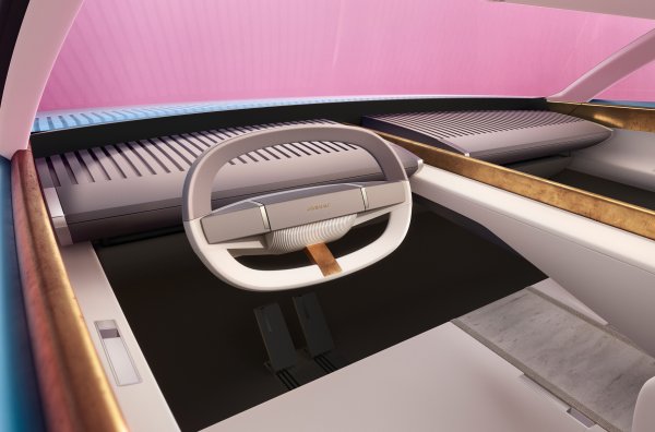 Интериорът е разделен на две с 3,2-метров "гръб", а на предния панел са монтирани два прибиращи се екрана.