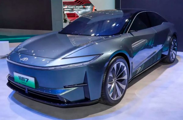 Японската компания Toyota и китайската фирма GAC създадоха прототип на нов електрически седан, който ще влезе в производство тази година Отвън новият модел прилича на акумулаторния bZ3 с четири врати, който вече беше представен на китайския пазар, но концепцията изглежда по-голяма и по-престижна от събрата си. 