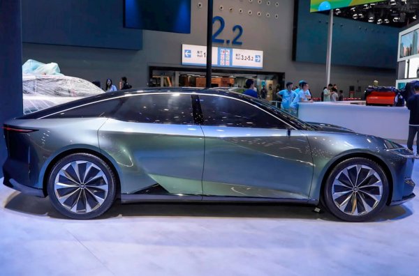 Външният вид на автомобила напомня на фастбек, като му липсва ясно изразен багажник. Освен това има изваян преден капак, чисти външни линии и контрастен покрив. Предните фарове са проектирани в стила на актуалния Prius. 