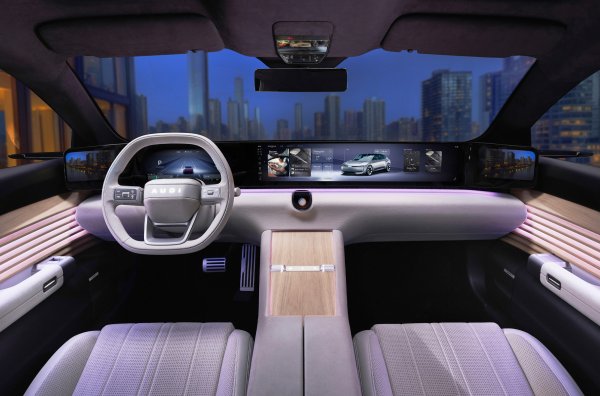 Вътре в централната конзола има място за няколко телефона, а извит 4K екран минава по цялата ширина на таблото. Мултимедийната система използва операционната система AUDI OS и включва аватар AUDI Assistant с изкуствен интелект, а управлението й е възложено на сензорния екран AUDI Control. За интериора се използват фурнир с подсветка и микрофибър.