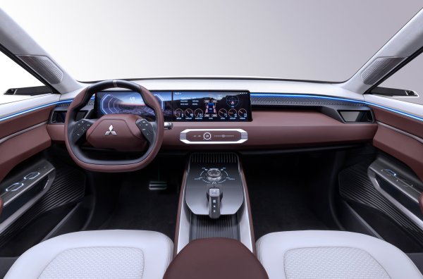 Интериорът изглежда готов за серийно производство, с една цифрова конзола на таблото. Цялата ширина на кабината е обградена от амбиентно осветление, а тапицерията съчетава кафяво и бяло.