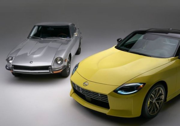 Сега в своето седмо поколение, спортният автомобил Nissan Z може да се похвали с промяна на името и изцяло нов дизайн. Въпреки това има аспекти в новия стил, които отдават почит на някои от най-запомнящите се Z автомобили от това семейство. Например емблемата, фаровете и издутината на капака са повлияни от 240Z.

След това имате двуредови задни светлини, които са друг намек за влиянието на 300ZX. Новият Nissan Z включва няколко технологични подобрения в сравнение с предишните модели. Все пак автомобилният производител се надява, че тези дизайнерски препратки към миналото предизвикват носталгия всеки път, когато видите колата.
