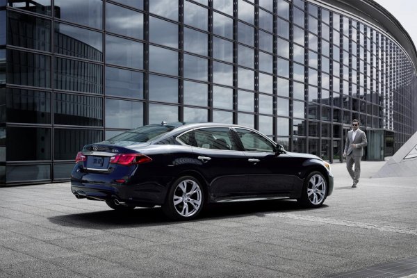 Infiniti Q70L 