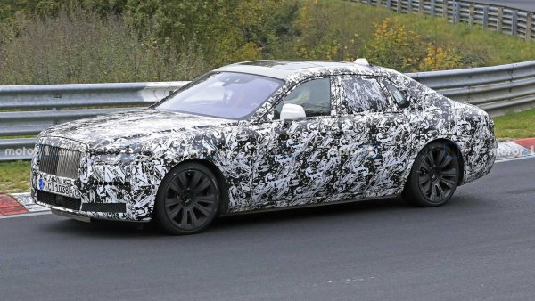 "Достъпният" Rolls-Royce, който можете да имате срещу скромните четвърт милион евро, през тази година излиза от производство. Първото му поколение се задържа на пазара цели 11 години и стана най-продаваният Rolls в цялата история на марката. Новата генерация ще дойде след кратка пауза, вероятно през лятото, но папараците вече успяха да заснемат маскираната тестова кола.  
