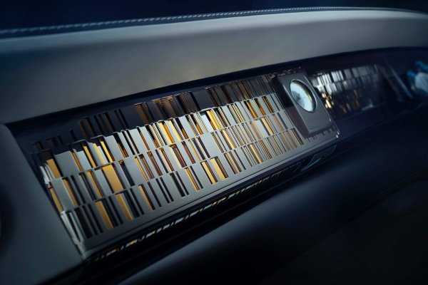 Тук вдъхновение са били космическите изследвания, и неслучайно моделът носи името на лунното Море на спокойствието, където кацнаха Армстронг и Олдрин. В т. нар. "галерия" на автомобила са използвани елементи от британската ракета Skylark, както и истински метеорит. 
