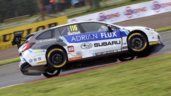 Последният път, когато комби се е състезавало във високо ниво на моторните спортове, беше когато иначе незапомнящото се Subaru Levorg беше заявено от британското подразделение на японския производител в Британския шампионат за туристически автомобили. Правейки своя дебют през 2016, комбито Levorg се възползва от правило, което позволяваше на базови автомобили със задвижване на всички колела да се състезават с предно или задно задвижване, за да изпрати цялата си мощност към задния мост.

Въпреки че първоначалният му сезон беше със смесени резултати, Levorg беше страхотен конкурент през 2017, когато Аш Сътън го използва, за да спечели първата си от общо четири пилотски титли. Ексцентричният Levorg в крайна сметка беше пенсиониран, когато Subaru се оттегли от шампионата в края на 2019.
