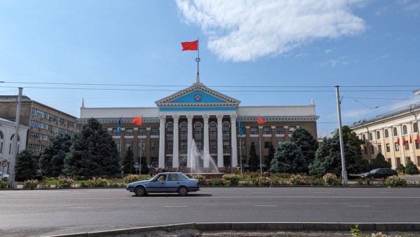 В центъра на столицата доминира съветската архитектура