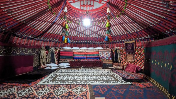 Подредбата на традиционна киргизка юрта
