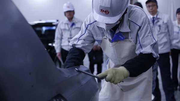 Опитните майстори отделят толкова време, колкото е необходимо, за да проверят всички линии, преди да започнат работа. Всичко по финалната сглобка се прави на ръка, след като преди това каросерията на автомобила е слязла от конвейра. Идеята е се постигнат идеално правилни пропорции, като се използват специални инструменти.

Майсторите се събуждат с идеята, всеки един милиметър от колата да бъде съвършен. Те са трима на брой и имат огромен опит, като един от тях е работил в компанията още през 1967 г., когато е направен първият Century. За да достигнеш до тяхното ниво трябва да изкараш няколко десетилетия, работейки върху другите модели на Toyota и едва след това имаш шанс да получиш шанса да направиш бъдещата кола на Императора на Япония.
