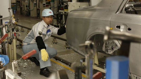 Процесът е доста дълъг и уморителен, а ръкавиците върху ръцете на работниците са задължителни. 