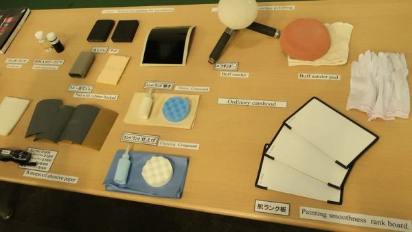 Тайната в случая е много слоеве боя и лак, както и много работа. За целта работниците са преминали специално обучение в школа във Ваджима, окръг Исикава, където са усвоили до съвършенство техниката за нанасяне на лака Уруши, създаден според легендата преди повече от 9000 години. Общо върху колата се нанасят 7 слоя боя, която е произведена по най-новите и модерни технологии.
