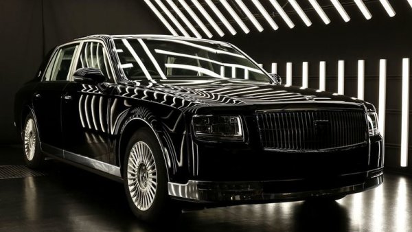 Тъй като този автомобил е за императорското семейство, неговите потребности са на първо място. Задната стойка на черното Century трябва да бъде огледална, тъй като императорът се оглежда в нея, преди да се появи пред хората. 