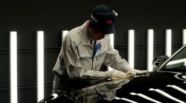 Поставянето на всеки слой отнема 4 и половина часа заедно с допълнителното шлифоване. Върху това работят четирима работници, а като цяло всеки черен Century прекарва точно 40 часа в бояджийницата. Броят произвеждани автомобили на месец е 50.
