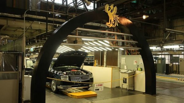 След нанасянето на лака и боята всеки един от автомобилите е подложен на щателен преглед. И се връща обратно, ако бъде намерен дори най-малък дефект.