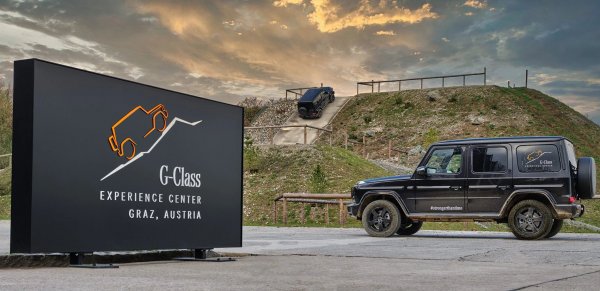 За да отпразнува 40-тата годишнина на знаковия си модел, Mercedes открива специален център за тестове и събития, наречен G-Class Experience Center. Съоръжението е построено на мястото на бивша военновъдушна база в Австрия, недалеч от завода в Грац, като позволява на клиентите да се насладят на оф-роуд лунатизма си в максимална степен.
