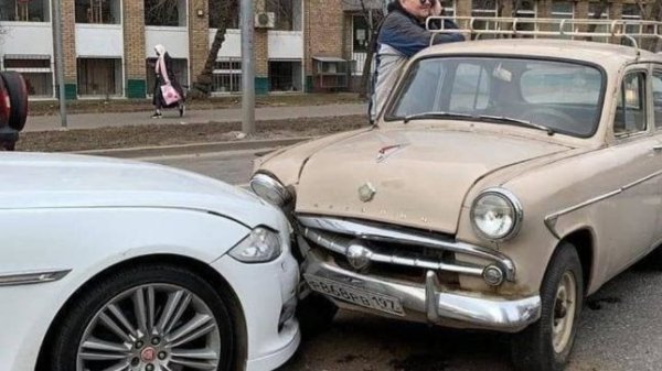 С всяко ново поколение автомобилните производители подобряват своите модели, правейки ги не само по-леки, по-икономични и по-бързи, но и по-безопасни. Следователно настоящите автомобили по отношение на защитата на водача, пътниците и пешеходците обикновено надминават своите предшественици по брой на звездите в краш-тестовете.

Новите електронни асистенти ви позволяват да контролирате по-добре поведението на автомобила на пътя при трудни условия и извънредни ситуации, като по този начин намалявате вероятността от инцидент. Поради тези причини нов автомобил е много по-предпочитан от употребяван.

Трябва също така да се има предвид, че дори каросерията на автомобила, която не е докосната от ръжда, може да загуби до 30% от своята здравина и твърдост за 15 години експлоатация. Какво можем да кажем за колите с корозия и последствията от аварии, които допълнително отслабват структурата на метала. Някои производители на автомобили определят срока на експлоатация на своите продукти. Средно тя варира от 5 до 8 години. След края на експлоатационния живот естественото износване на тялото и основните възли ще повлияе на остатъчния живот на автомобила и може също да повлияе на пасивната безопасност на автомобила.