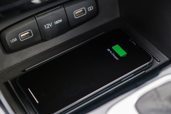 Друга причина да не купувате употребяван автомобил са опциите в оборудването, които стават все по-добри с всяко ново поколение. Например, безжичното зареждане Qi, което е съвместимо с повечето съвременни смартфони, започна да се появява в масово произвежданите автомобили преди около 10 години, като първо това бяха модели на Toyota и GM.

За тези, които не са готови да се лишат от такива удобства, познати на съвременния шофьор, старата кола едва ли е подходяща. В края на краищата, давайки предпочитание на достъпна кола от началото на 2000-те години, в допълнение към индукционното зареждане, е малко вероятно да намерите в нея система за наблюдение на мъртвите зони, която за първи път беше получена през 2005 г. от флагмана на шведската марка Volvo S80.

Освен това ще останете без автоматичното превключване между дълги и къси светлини, което дебютира при Mercedes E-Class през 2009 г. Можете също така да забравите за отваряне на вратата на багажника без ръце – само с „ритник" под бронята. Тази функция се появи на Passat през 2010 г.